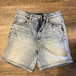 Size 4/ 26 silver jeans mom short light wash